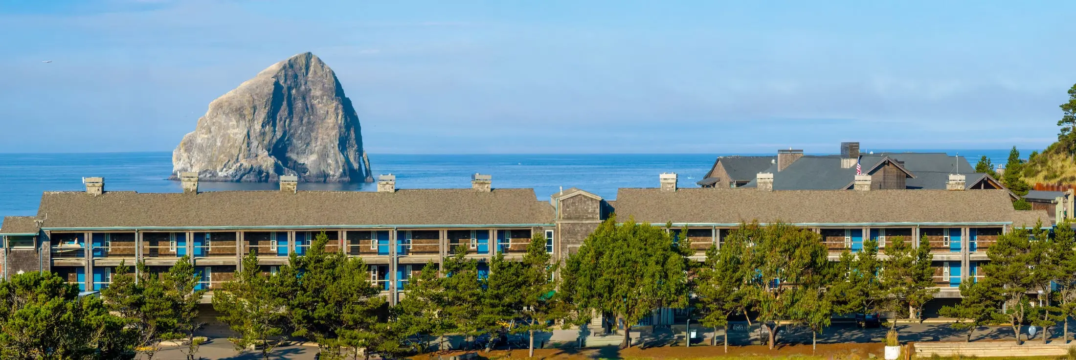 A wide angle view of the exterior and ocean at In at Cape Kiwanda