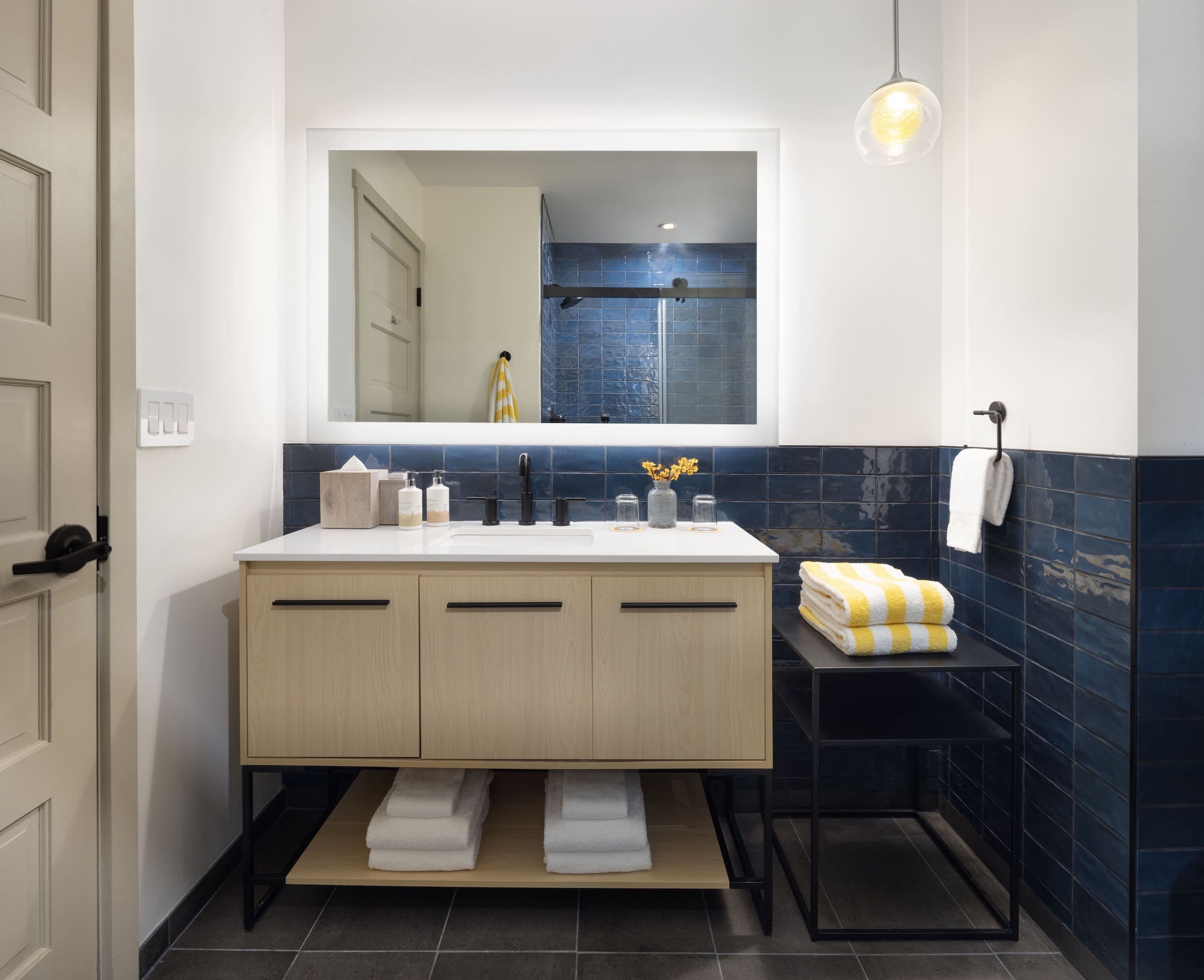 Inn At Cape Kiwanda Family Suite With Bunk Room Bathroom