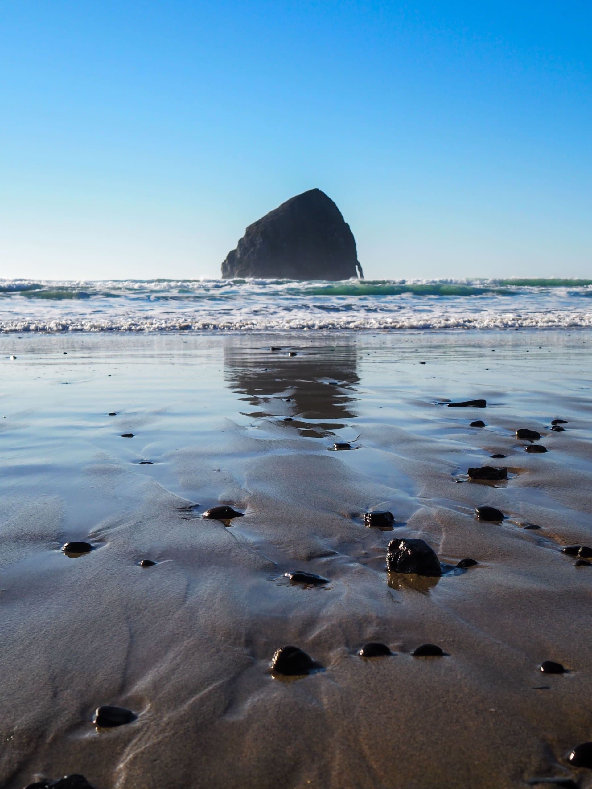 A view of the giant rock on the ocean of the coast of Inn at Cape Kiwanda