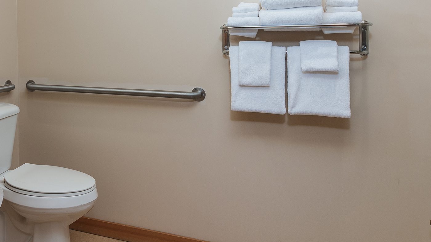 5_Inn_at_Cape_Kiwanda_Accessible_Bathroom_ToiletBarsOld_1400x788